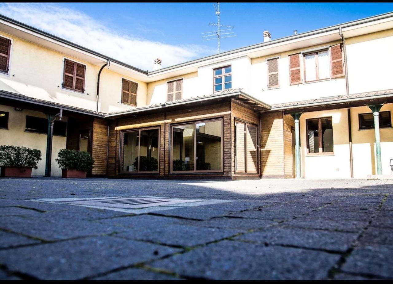 Manfredi Ristorante Con Alloggio Romentino Exterior photo